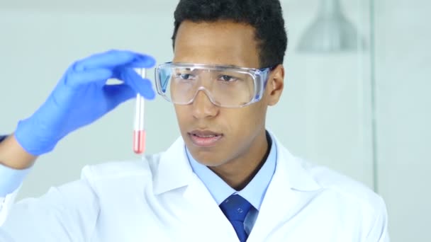 Cientista de Pesquisa, Médico Olhando para Solução Vermelha em Tubo de Teste em Laboratório — Vídeo de Stock