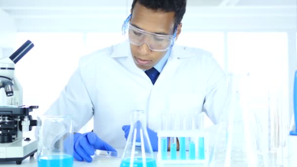 Científico en laboratorio estudiando la reacción en vidrio de reloj — Vídeo de stock