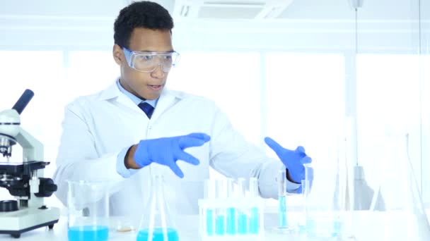 Un scientifique afro-américain imagine une nouvelle idée en laboratoire — Video