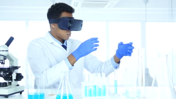 Wetenschapper met behulp van virtual reality bril voor onderzoek en verbeelding in arbeid — Stockvideo