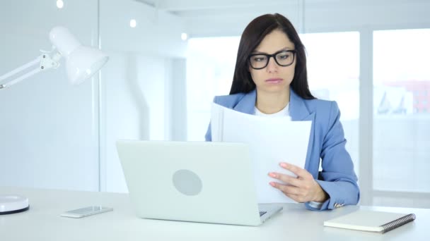 Joven empresaria leyendo doblajes en el trabajo, papeleo — Vídeos de Stock