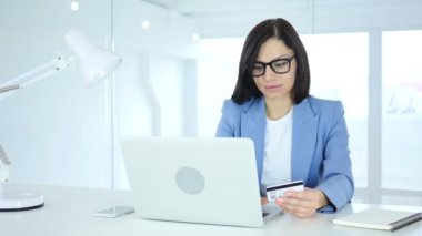 Online alışveriş, kredi kartı ile ödeme meşgul