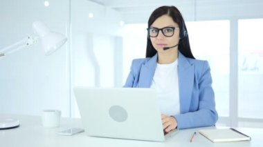 Kadın hareketi müşteriler için başparmak yukarı yapıyor