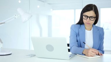 Genç işkadını yazılı olarak Office, belgeleri
