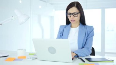 Yeni Plan Office üzerinde çalışan kadın tasarımcı