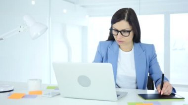 Grafik tasarımcı çalışma üstünde Laptop tablet