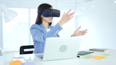 Sanal gerçeklik giyen ofiste gözlük. VR kullanarak kulaklık gözlük