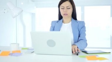 Dizüstü bilgisayar kapatma ve bürosundan çıkarken kadın