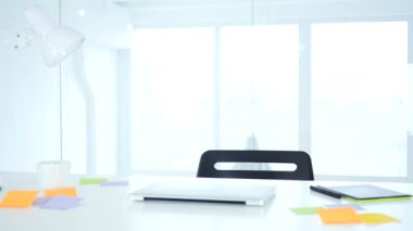 Office ve açılış dizüstü bilgisayar üstünde duran kadın