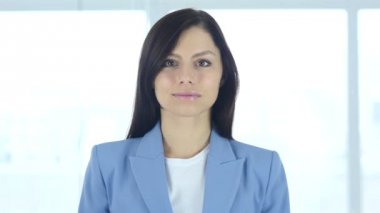 Ciddi bir iş kadınının portresi.