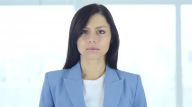 Üzgün üzgün genç işkadını portresi
