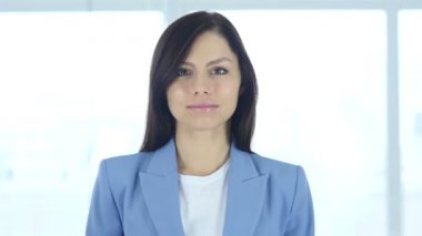 Başparmak aşağı genç işkadını tarafından