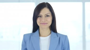 Merhaba, el sallayarak olumlu genç iş kadını
