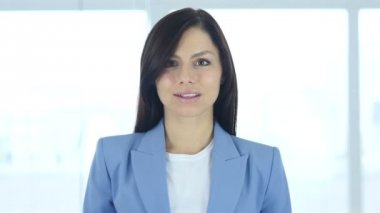 Genç işkadını ofisinde başarı kutluyor