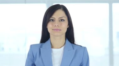 Uçan öpücük hareketi aşk genç kadın tarafından