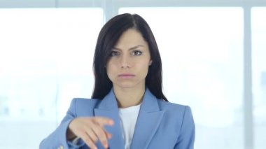 Genç işkadını kamera doğru işaret