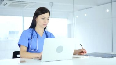 Hastanın önünde oturan, Doktor yazma tıbbi raporları