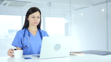 Rahatlatıcı ve iş yerinde kahve içme doktor