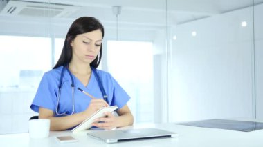 Doktor yazma tıp önünde oturan hasta için