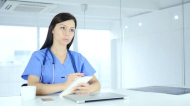 Doktor yazma tıp önünde oturan hasta için