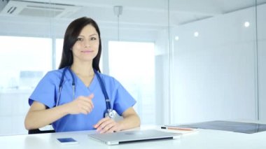 Başparmak yukarıya doğru kamera kliniğinde olumlu doktor tarafından