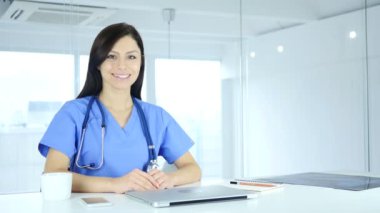 Kameraya bakarak Kliniği gülümseyen pozitif doktor