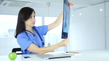 Doktor incelenirken X-ray hasta, akciğerler ve göğüs kafesi