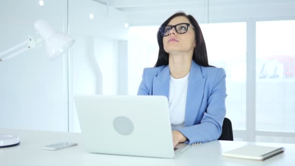 Jeune femme d'affaires avec maux de tête, tension et stress — Video