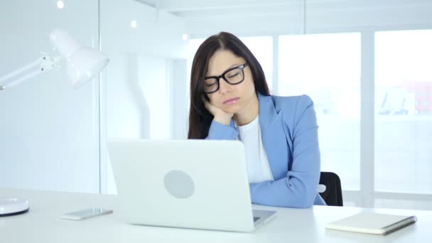 Geeuwen moe jonge zakenvrouw slapen op het werk, tijd voor slaap — Stockvideo