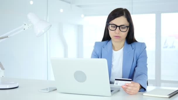 Mujer de negocios reaccionando a la transacción en línea del fracaso, pago con tarjeta de crédito — Vídeo de stock