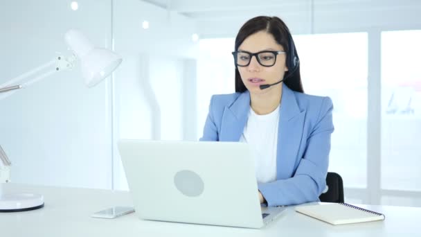 Callcenter-Frau arbeitet im Büro am Laptop — Stockvideo