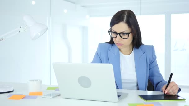 Ontwerper werkt met tekening tablet voor een computer — Stockvideo