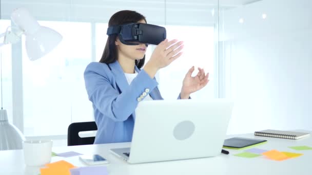 Virtuális valóság szemüveg a munkahelyen, Vr nő védőszemüveg fejhallgató — Stock videók