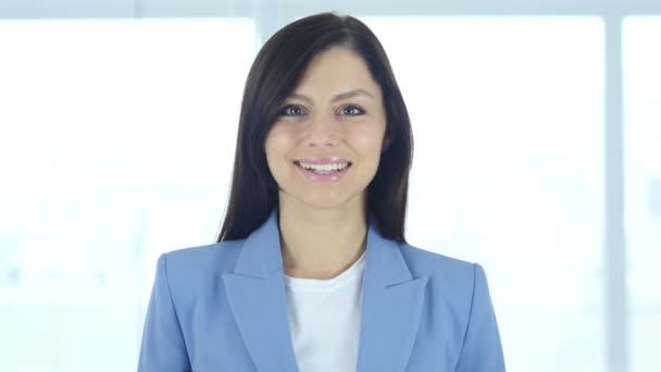 Портрет усміхненої молодої бізнес-леді — стокове відео