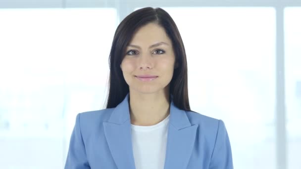 Victory Sign by Young Businesswoman, gesturing — Stock Video