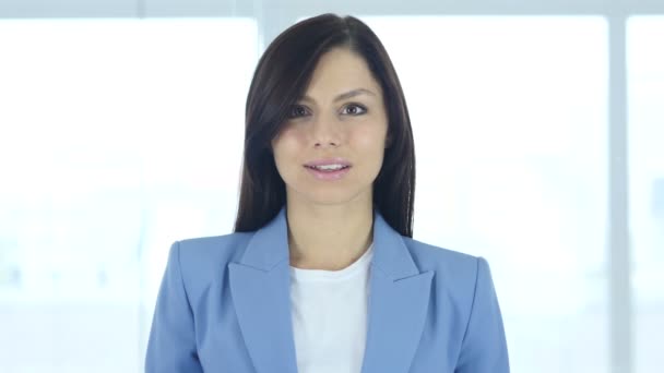 Jeune femme d'affaires célébrant le succès dans son bureau — Video