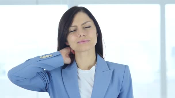 Boyun ağrısı, iş yükü ile iş yerinde genç iş kadını — Stok video