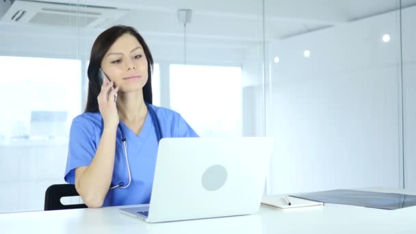 Doctora hablando por teléfono en el hospital — Vídeos de Stock