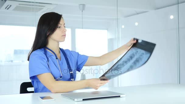 Médico hablando con el paciente, discutiendo sobre la atención médica — Vídeos de Stock