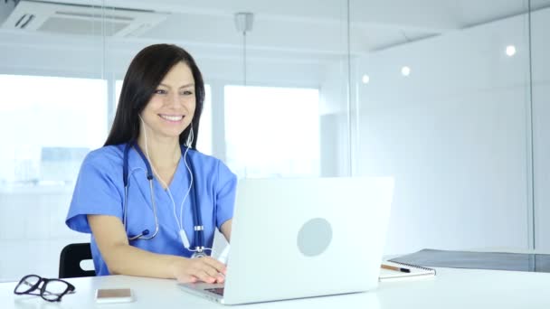 Doutor ocupado on-line Video Chat no laptop no trabalho — Vídeo de Stock