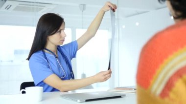 Ciddi doktor incelenirken X-ray hasta, akciğerler ve göğüs kafesi