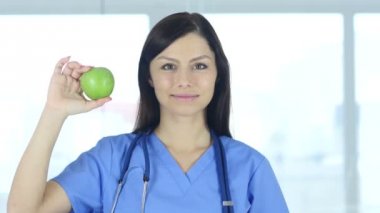 Sağlıklı yaşam tarzı ifade etmek için doktor Holding yeşil elma