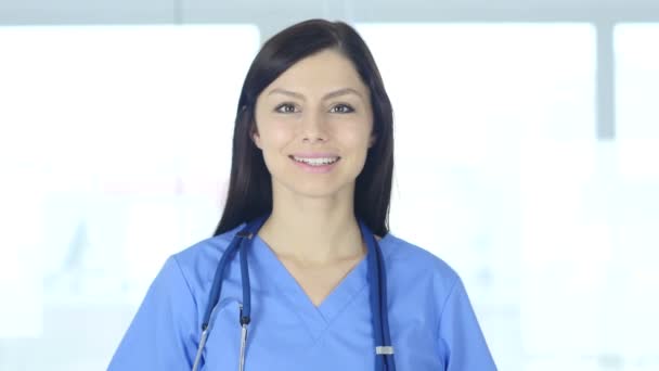 Retrato del médico mirando la cámara en la clínica — Vídeos de Stock