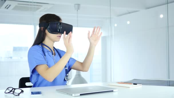 Orvos használata virtuális valóság szemüveg a klinikán, Vr védőszemüveg — Stock videók