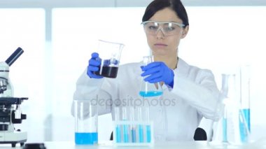 Kadın bilim adamı araştırma ve reaksiyon laboratuvar iş