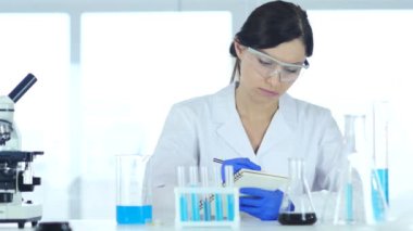 Bilim adamı yazma ayrıntıları, laboratuvar araştırma sonucu