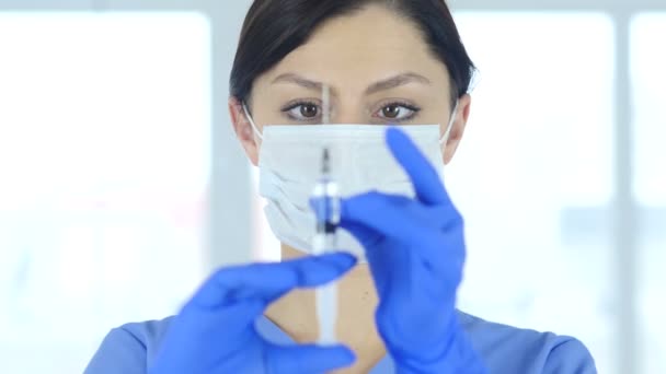 Medico in maschera che tiene l'iniezione, pronto per l'iniezione — Video Stock