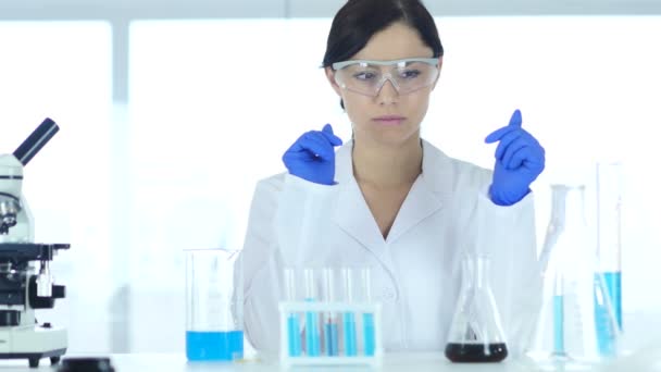 Cientista imaginando Nova ideia em Laboratório, Trabalho de Pesquisa — Vídeo de Stock
