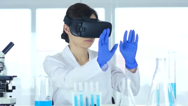 Вчений, за допомогою віртуальної реальності окуляри для в лабораторії, Vr Окуляри захисні — стокове відео