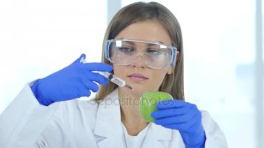 Kadın doktor, Apple ile kimyasal reaksiyon enjekte bilim adamı